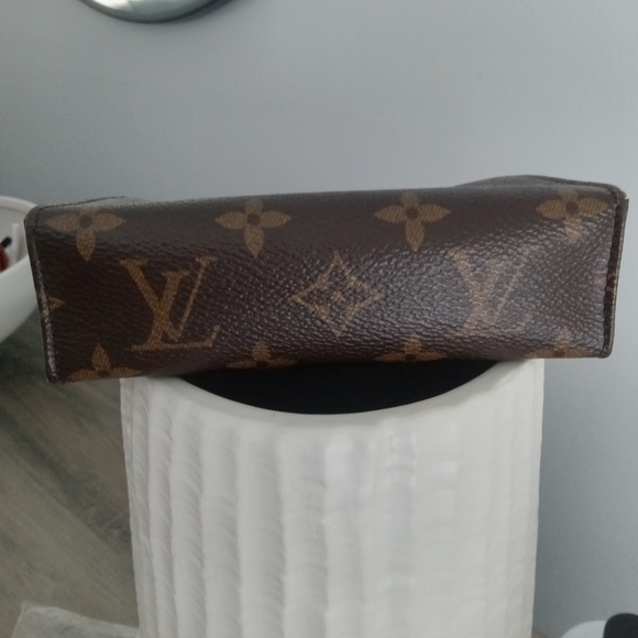 Louis Vuitton Toiletry Pouch 15 - Picture 3 of 8